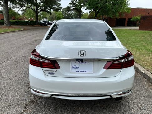 Used 2017 Honda Accord LX image 4