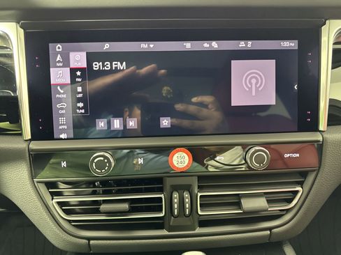 Certified 2025 Porsche Macan image 18