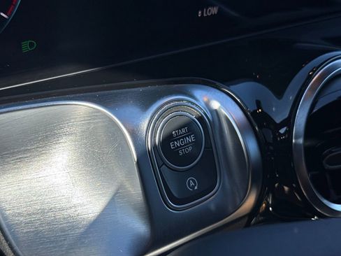 Used 2021 Mercedes-Benz GLB 250 4MATIC image 32
