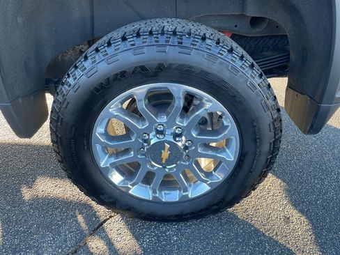 Used 2025 Chevrolet Silverado 2500 LT w/ Z71 Chrome Sport Edition image 4