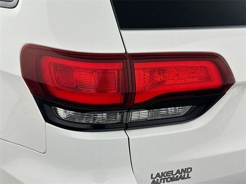 Used 2018 Jeep Grand Cherokee Altitude image 23