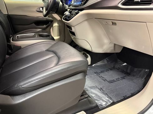 Used 2024 Chrysler Pacifica Touring-L AWD/4WD image 19