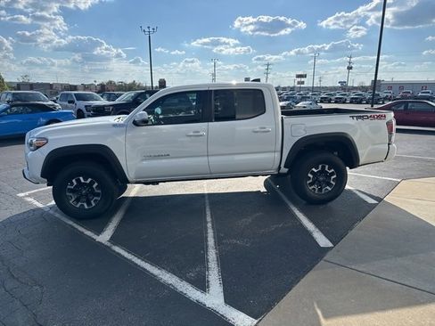 Used 2023 Toyota Tacoma TRD Off-Road image 3