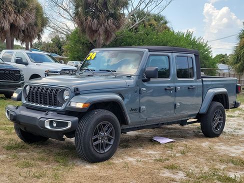 Used 2024 Jeep Gladiator Sport AWD/4WD image 2