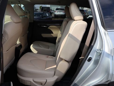 Used 2020 Toyota Highlander Limited AWD/4WD image 18