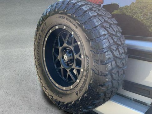 Used 2015 Jeep Wrangler Unlimited Rubicon w/ Connectivity Group image 27