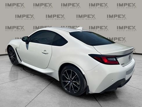 Used 2023 Toyota GR86 RWD image 3