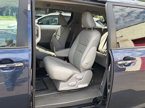 Used 2018 Toyota Sienna XLE AWD/4WD image 28