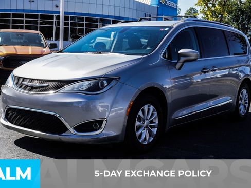 Used 2019 Chrysler Pacifica Touring-L image 5