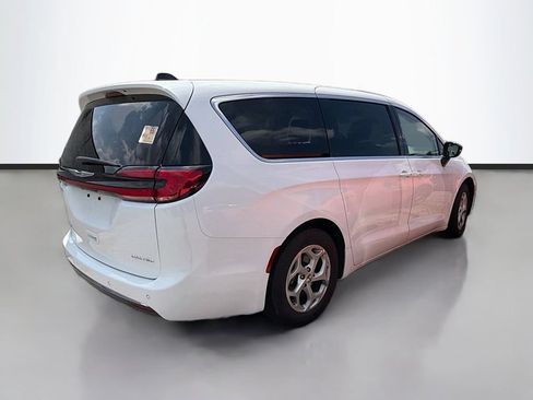 Used 2024 Chrysler Pacifica Limited FWD image 9