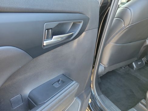 Used 2023 Toyota Highlander XLE AWD/4WD image 13
