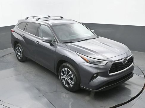 Used 2022 Toyota Highlander XLE FWD image 30
