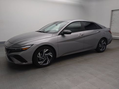 Used 2025 Hyundai Elantra Sport FWD image 2