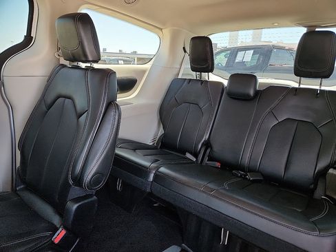 Used 2024 Chrysler Pacifica Touring-L FWD image 5