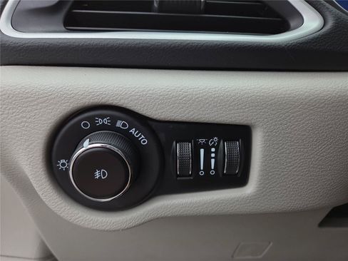 Used 2023 Chrysler Pacifica Touring-L FWD image 16