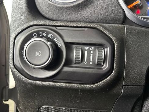 Used 2018 Jeep Wrangler Unlimited Sahara image 17