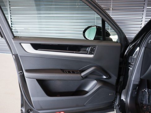 Certified 2025 Porsche Cayenne image 22