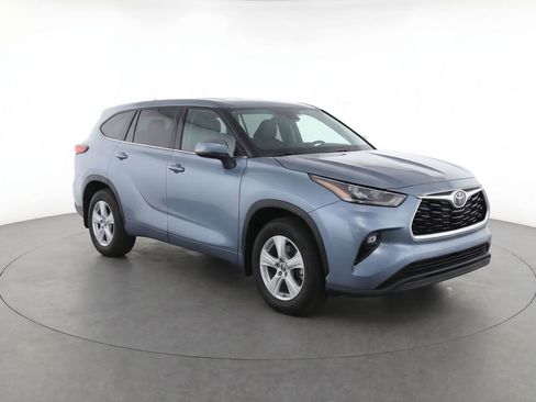 Used 2023 Toyota Highlander LE FWD image 2