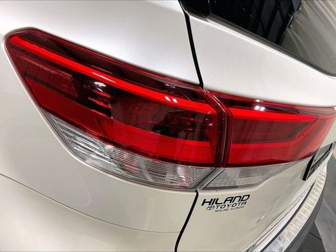 Used 2018 Toyota Highlander XLE AWD/4WD image 30