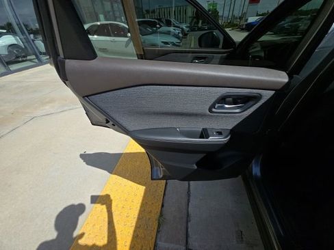 Used 2021 Nissan Rogue SV image 22