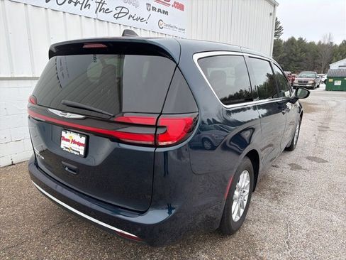 Used 2023 Chrysler Pacifica Touring-L image 10