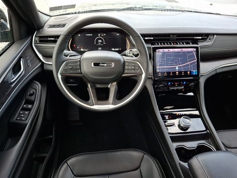 Used 2025 Jeep Grand Cherokee Limited w/ Luxury Tech Group II AWD/4WD image 11