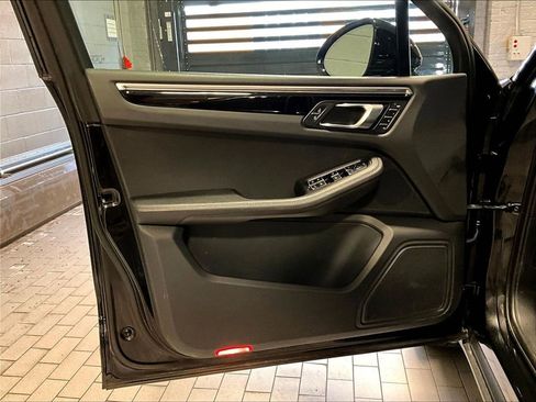 Certified 2023 Porsche Macan image 28