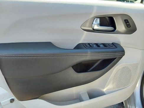 Used 2024 Chrysler Pacifica Touring-L FWD image 17