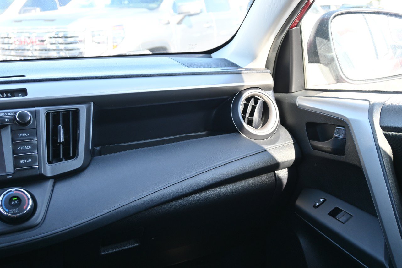 Used 2017 Toyota RAV4 LE FWD image 8