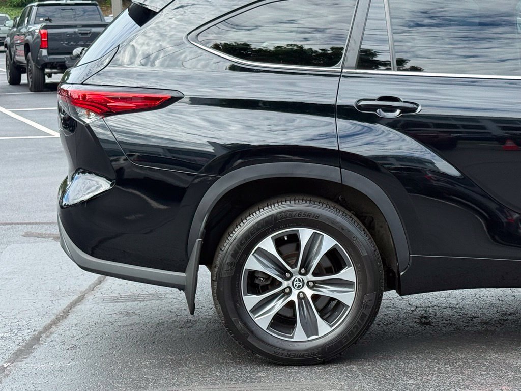 Used 2023 Toyota Highlander XLE AWD/4WD image 9