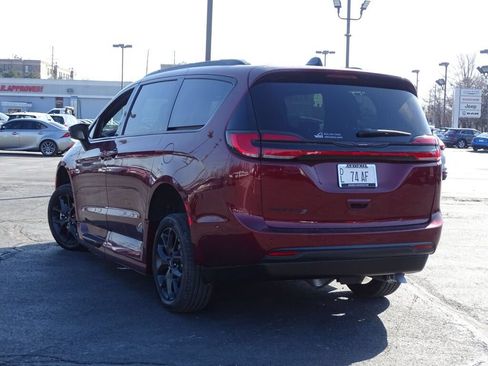 Used 2023 Chrysler Pacifica Touring-L w/ Uconnect Theater Family Group FWD image 12