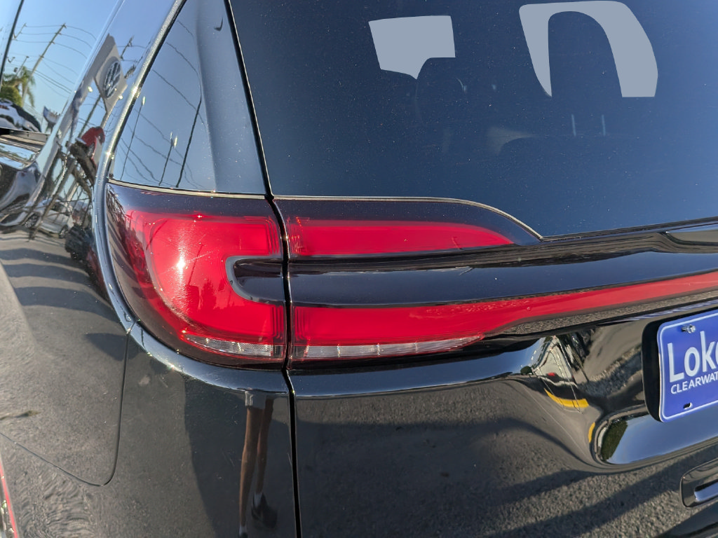 Used 2025 Chrysler Pacifica Limited FWD image 8
