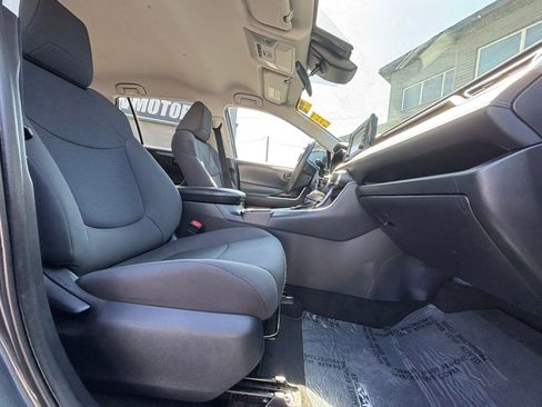 Used 2020 Toyota RAV4 LE AWD/4WD image 18