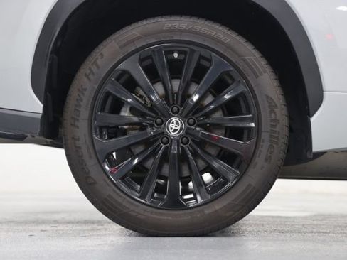 Used 2024 Toyota Highlander XSE FWD image 17