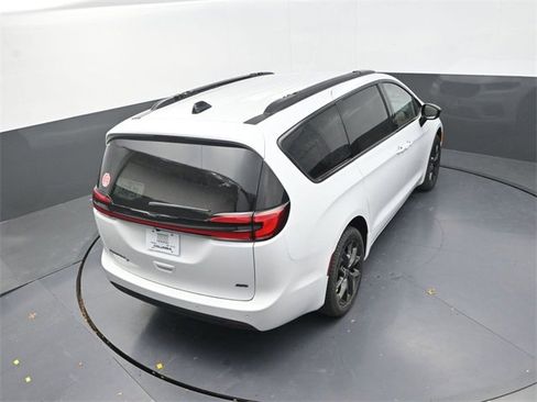 New 2026 Chrysler Pacifica Select image 15
