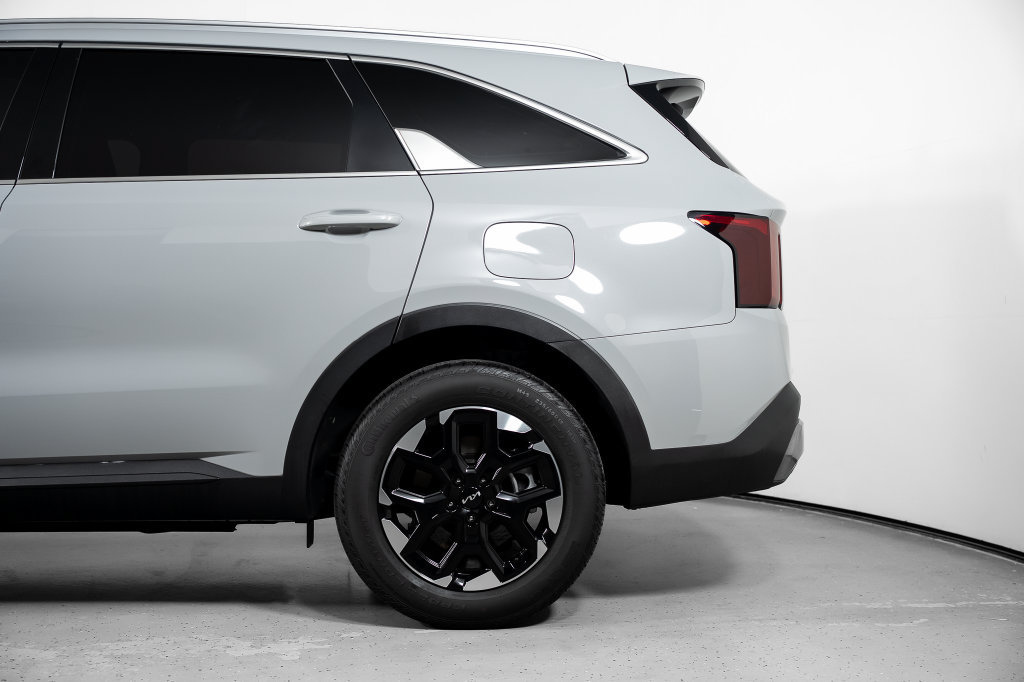 Used 2025 Kia Sorento S FWD image 13