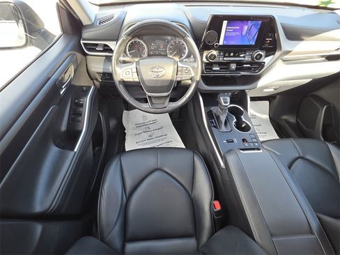 Used 2023 Toyota Highlander XLE image 6