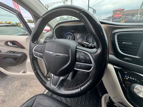 Used 2019 Chrysler Pacifica Touring-L FWD image 30