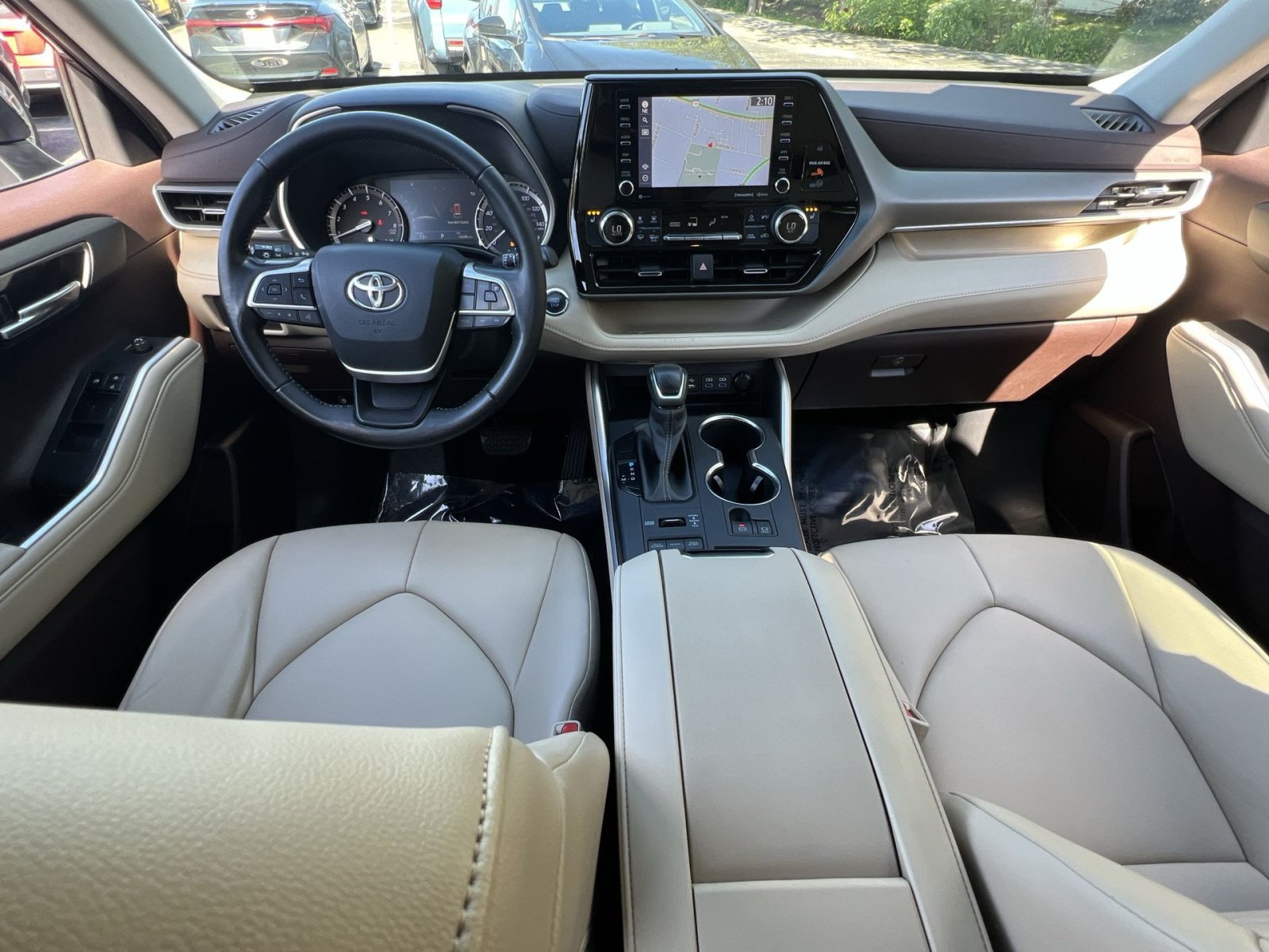 Used 2022 Toyota Highlander XLE AWD/4WD image 22