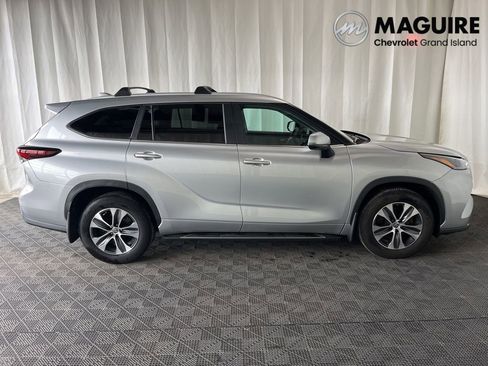 Used 2024 Toyota Highlander XLE AWD/4WD image 2
