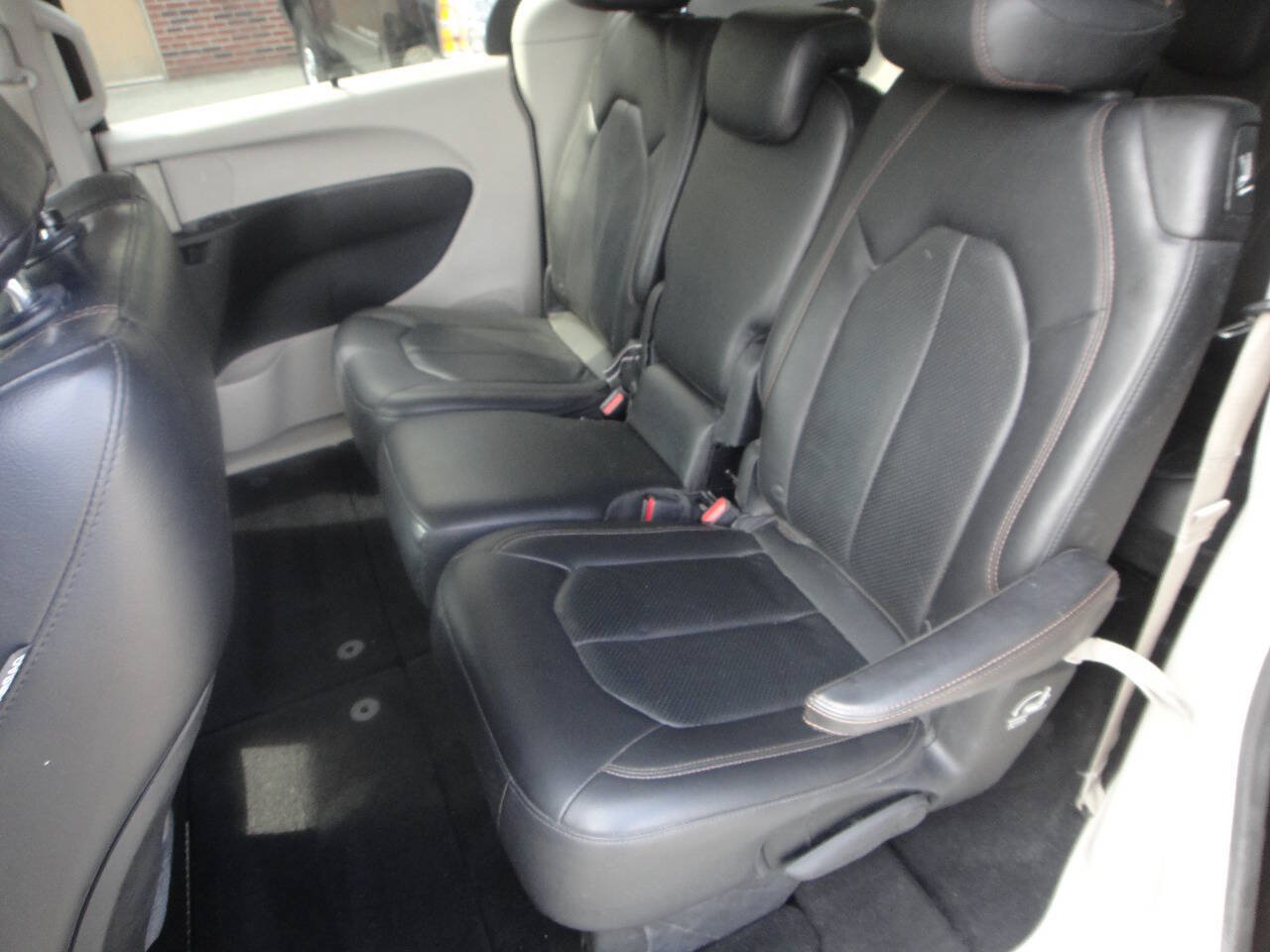 Used 2018 Chrysler Pacifica Touring-L FWD image 12