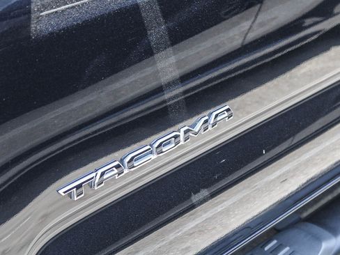 Used 2018 Toyota Tacoma SR5 RWD image 17