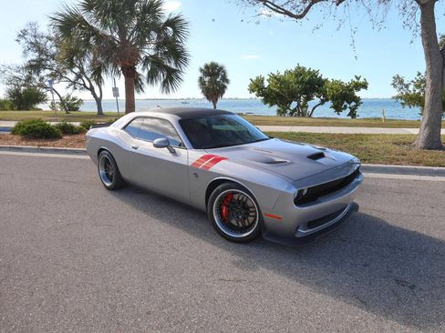 Used 2015 Dodge Challenger SRT Hellcat RWD image 2