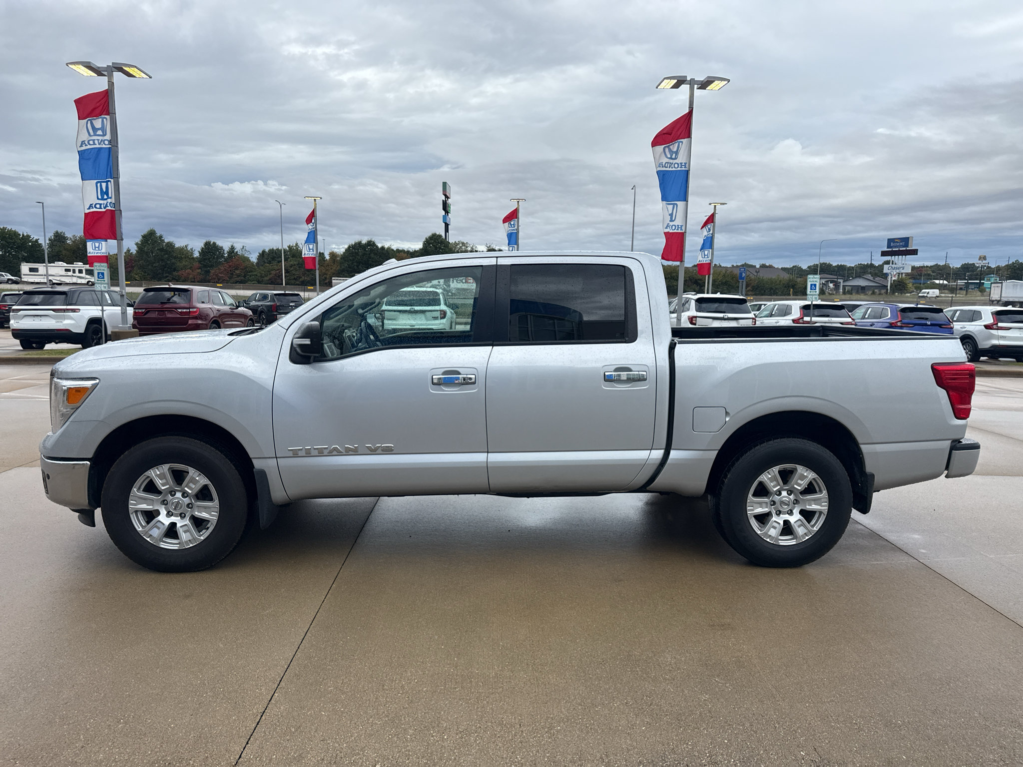 Used 2018 Nissan Titan SV w/ SV Convenience Package AWD/4WD image 8