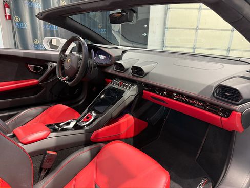 Used 2021 Lamborghini Huracan EVO image 24