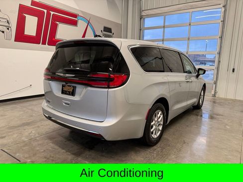 New 2026 Chrysler Pacifica Select image 3