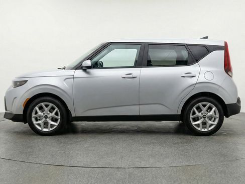 Used 2025 Kia Soul LX w/ LX Technology Package FWD image 5