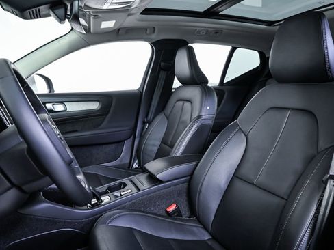 Certified 2025 Volvo XC40 B5 Core image 7