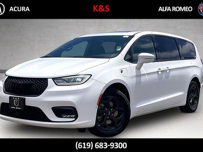 Used 2022 Chrysler Pacifica Limited w/ Uconnect Theater Family Group