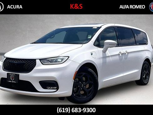 Used 2022 Chrysler Pacifica Limited w/ Uconnect Theater Family Group FWD image 1